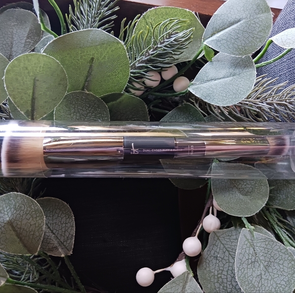 IT Cosmetics Heavenly Luxe Dual-Ended Buff & Blend No 23 Foundation Brush - Picture 4 of 4